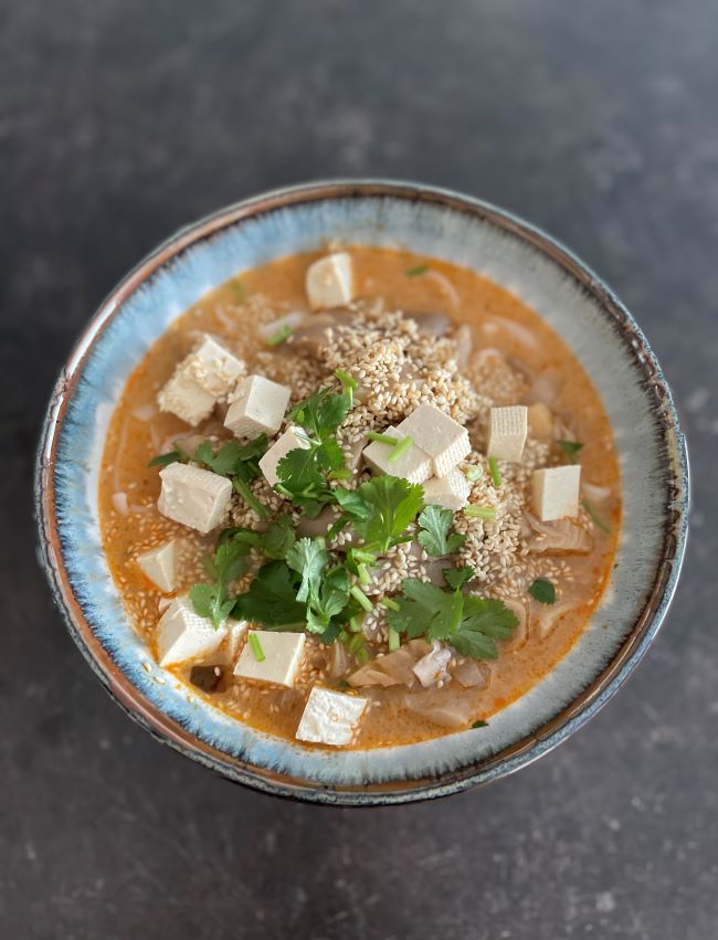 kokosová polévka s hlívou, tofu, sezamovými semínky a čerstvým koriandrem.