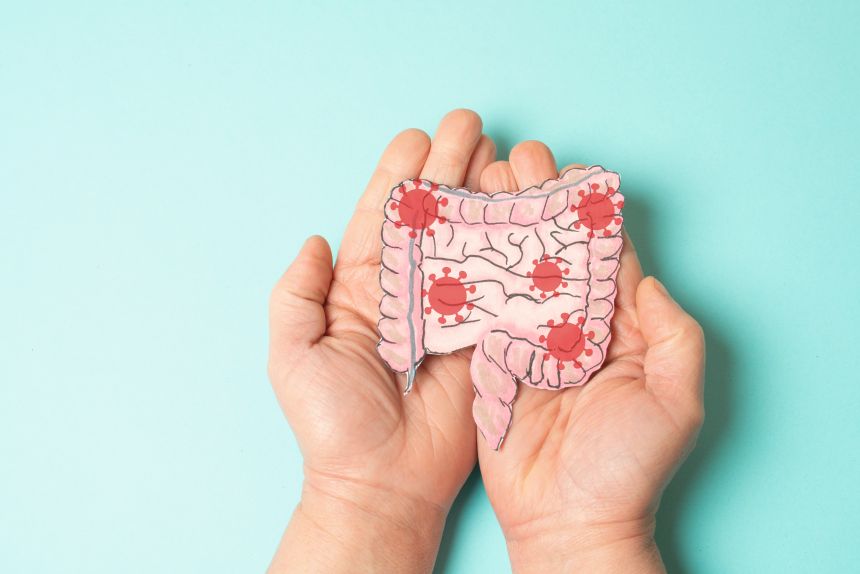Ruce a na nich ilustrace střev, které jsou napadeny infekcí. prirodni antibiotikum masticha